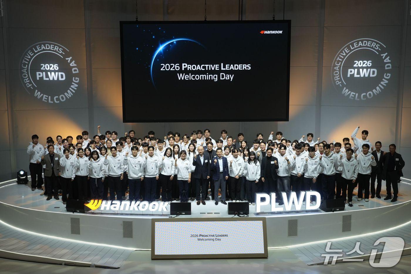 본문 이미지 - 한국앤컴퍼니그룹 신입사원 환영 행사 '2026 프로액티브 리더스 웰커밍 데이' 기념사진 촬영(한국앤컴퍼니그룹 제공)