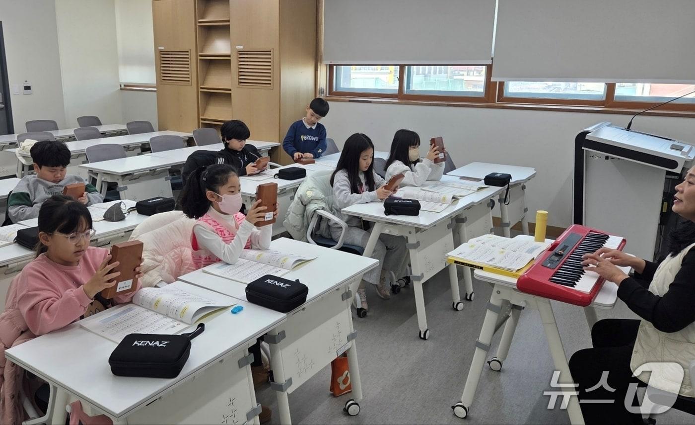 본문 이미지 - 충북 증평교육도서관은 1~2월 초등학생을 대상으로 AI와 독서·예술을 융합한 인공지능 특강 프로그램을 운영한다.(괴산증평교육지원청 제공, 재판매 및 DB금지)/뉴스1