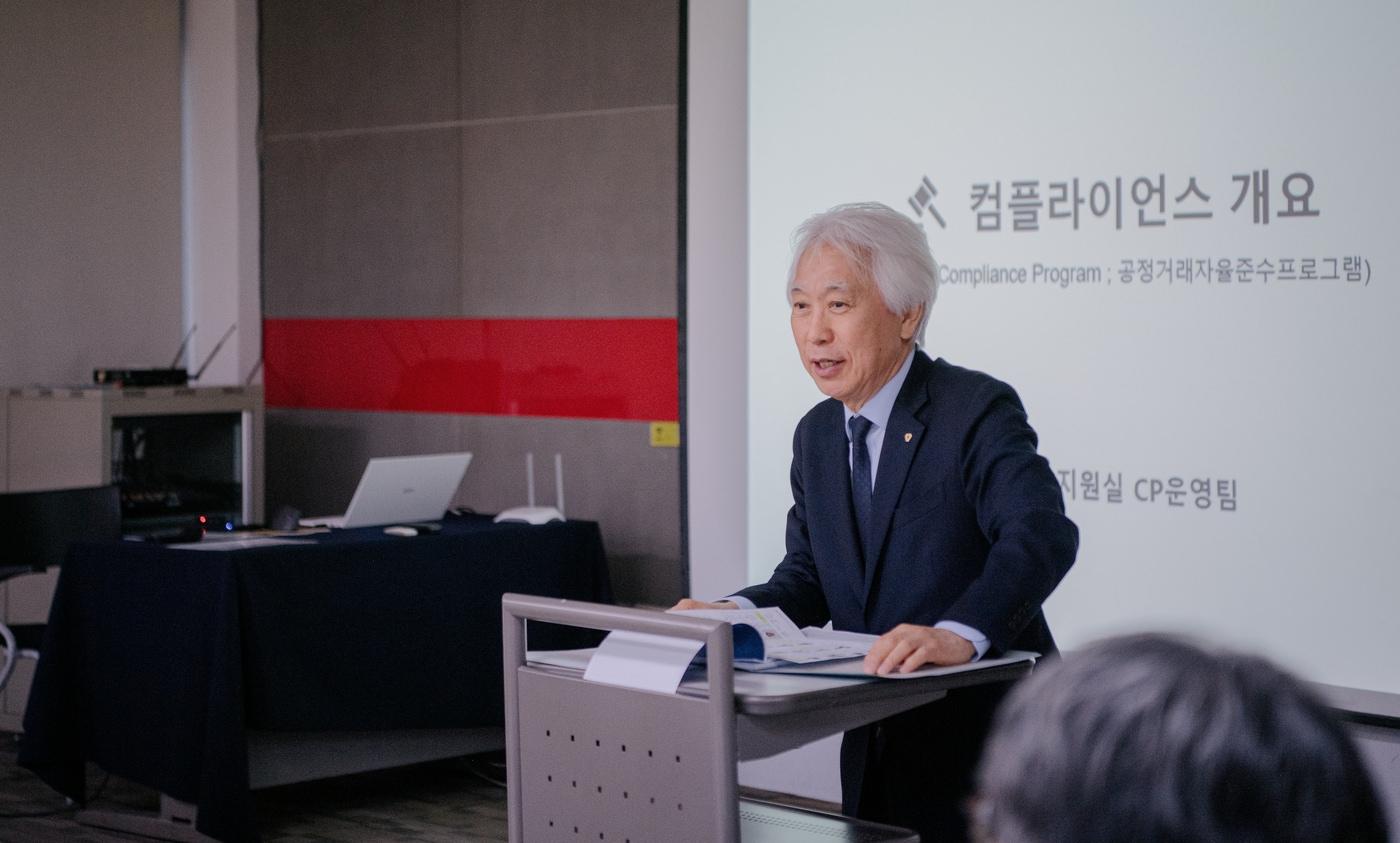 본문 이미지 - 유태호 태광산업 대표가 29일 대전연수원에서 진행된 '승진자 교육'에서 2026년을 지속 가능한 성장 기반을 확보하는 해로 만들겠다고 강조하고 있다(태광산업 제공). ⓒ 뉴스1