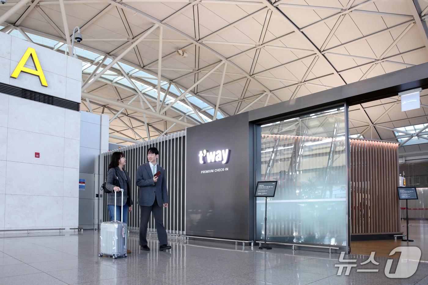 본문 이미지 - 티웨이항공을 이용하는 비즈니스 클래스 승객들이 인천국제공항 제1 여객터미널 '프리미엄 체크인' 전용 A카운터를 이용 중이다. (티웨이항공 제공)