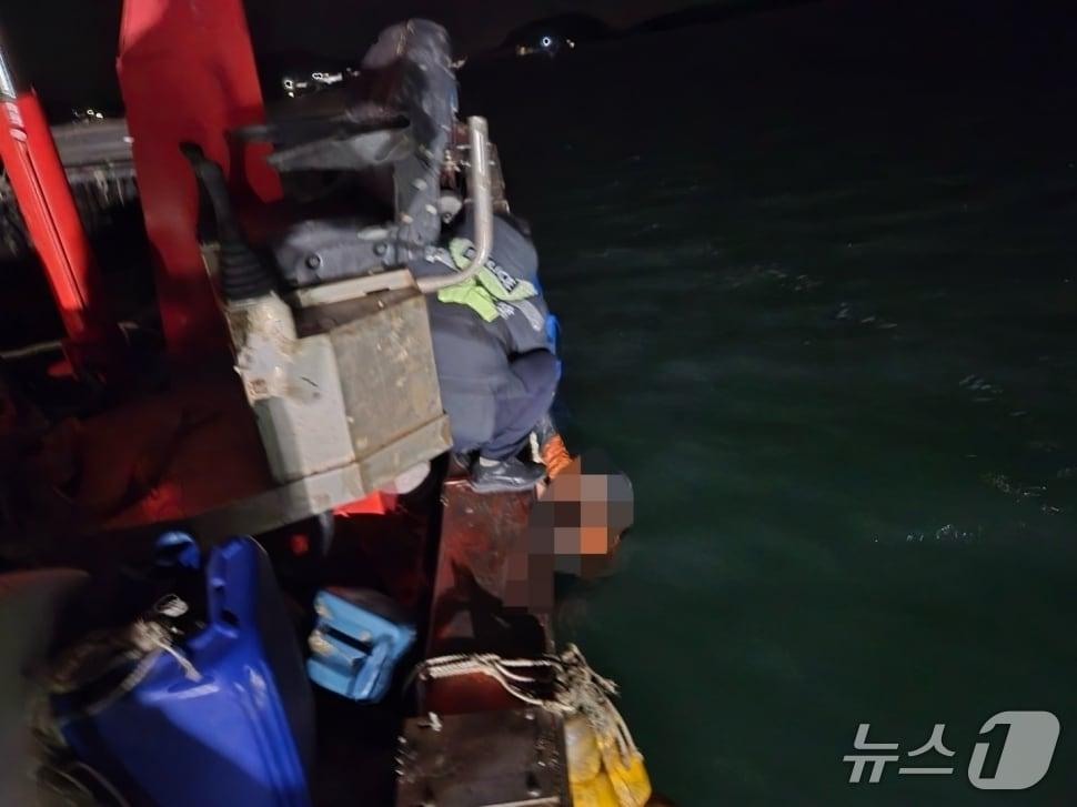 본문 이미지 - 29일 오후 8시 33분쯤 전남 해남군 송지면 엄남포항 인근에서 50대 A 씨가 해상에 추락, 완도해경이 구조하고 있다. (완도해경 제공. 재판매 및 DB 금지)