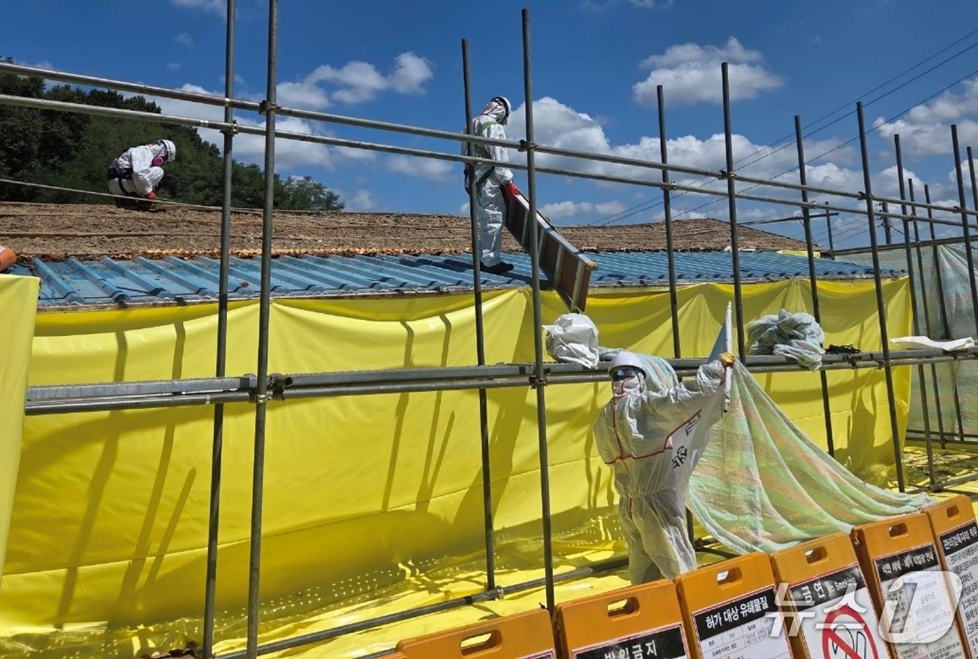 본문 이미지 - 충북 증평군은 석면으로부터 주민 건강을 보호하고 쾌적한 주거환경을 조성하기 위해 '2026년 슬레이트 처리지원 사업'을 추진한다.(증평군 제공, 재판매 및 DB금지)/뉴스1