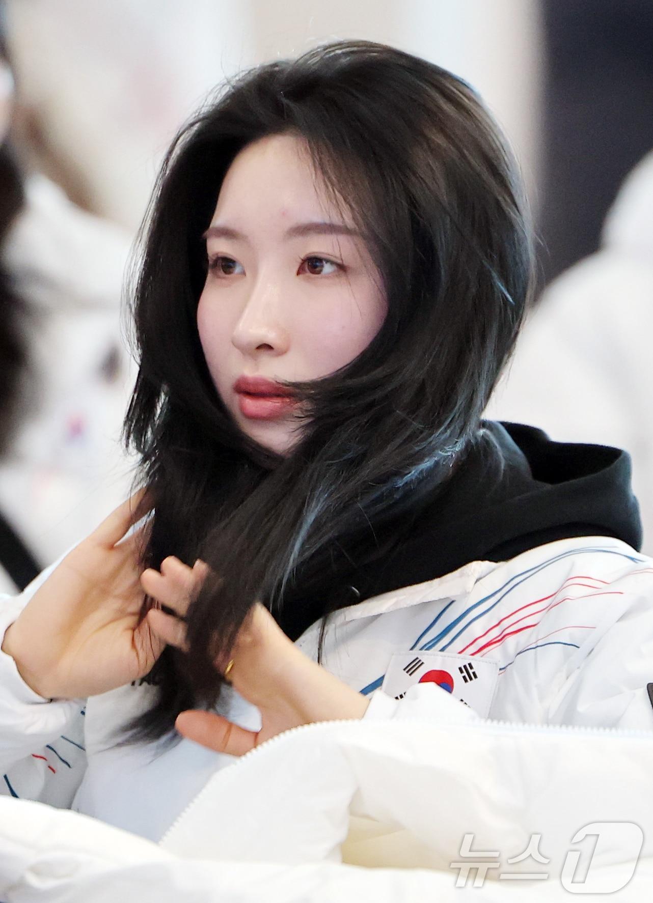 본문 이미지 - 2026 밀라노·코르티나담페초 동계올림픽에 출전하는 대한민국 쇼트트랙 대표팀의 김길리가 30일 오전 인천국제공항 제2터미널을 통해 이탈리아 밀라노로 출국 준비를 하고 있다. 2026.1.30/뉴스1 ⓒ News1 김진환 기자