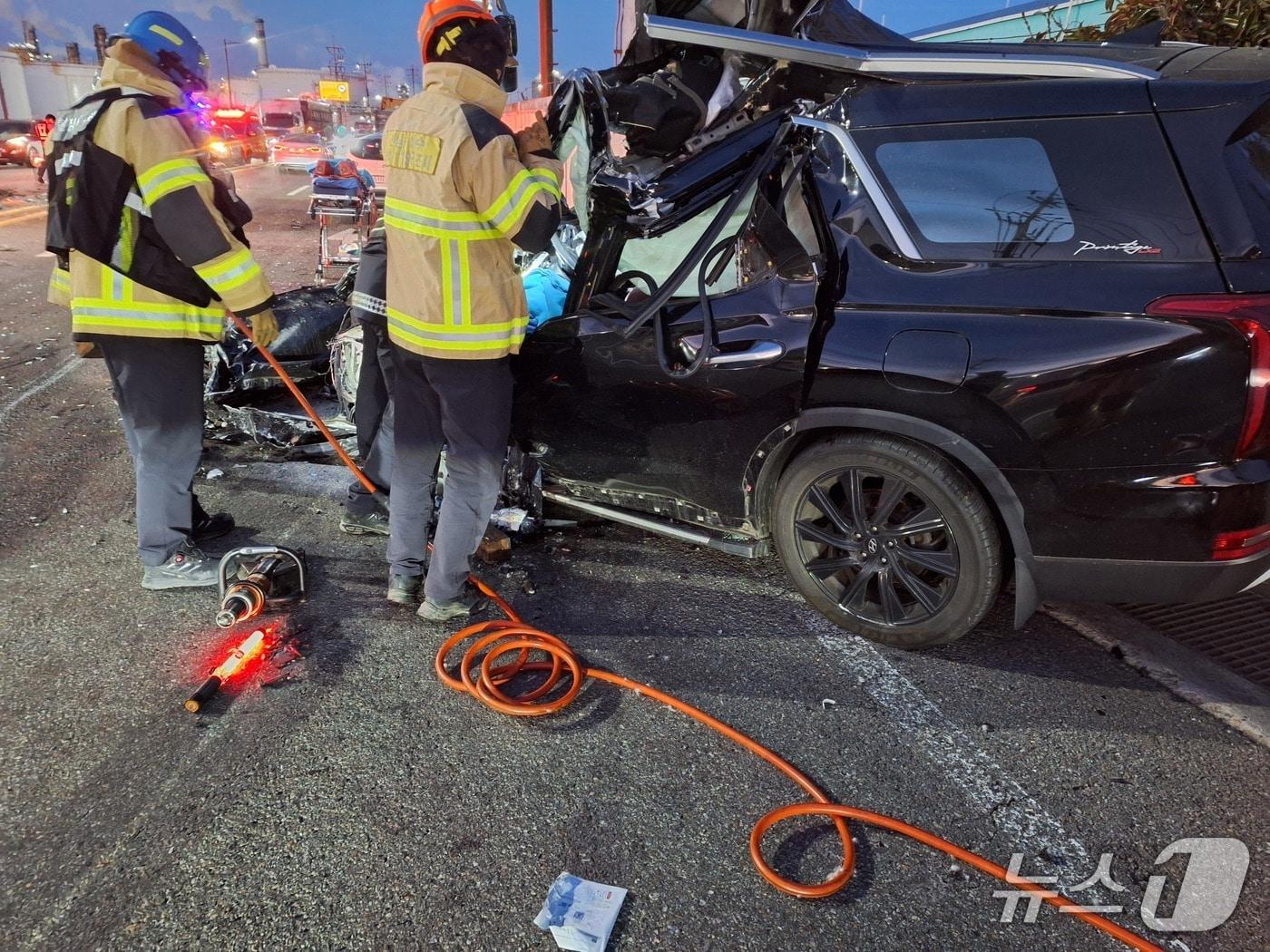 본문 이미지 - 30일 오전 6시 33분쯤 여수시 월내동에서 SUV와 통근버스가 충돌했다. (전남소방본부 제공. 재판매 및 DB금지)