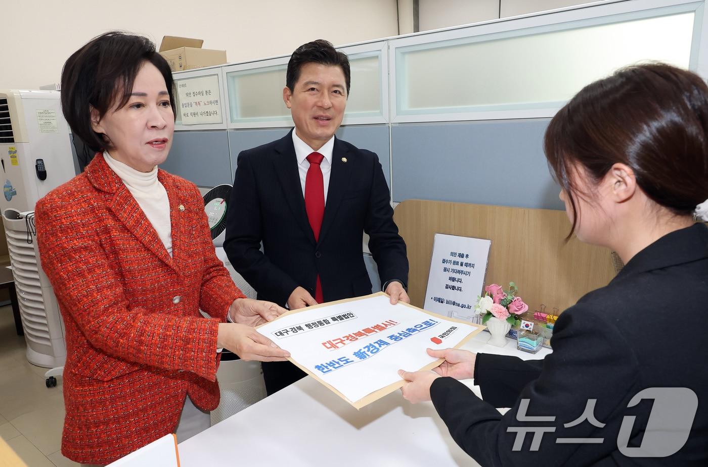 본문 이미지 - 이인선, 구자근 국민의힘 의원이 30일 서울 여의도 국회 의안과에 대구경북 행정통합 특별법안을 제출하고 있다. (공동취재) 2026.1.30 ⓒ 뉴스1 신웅수 기자