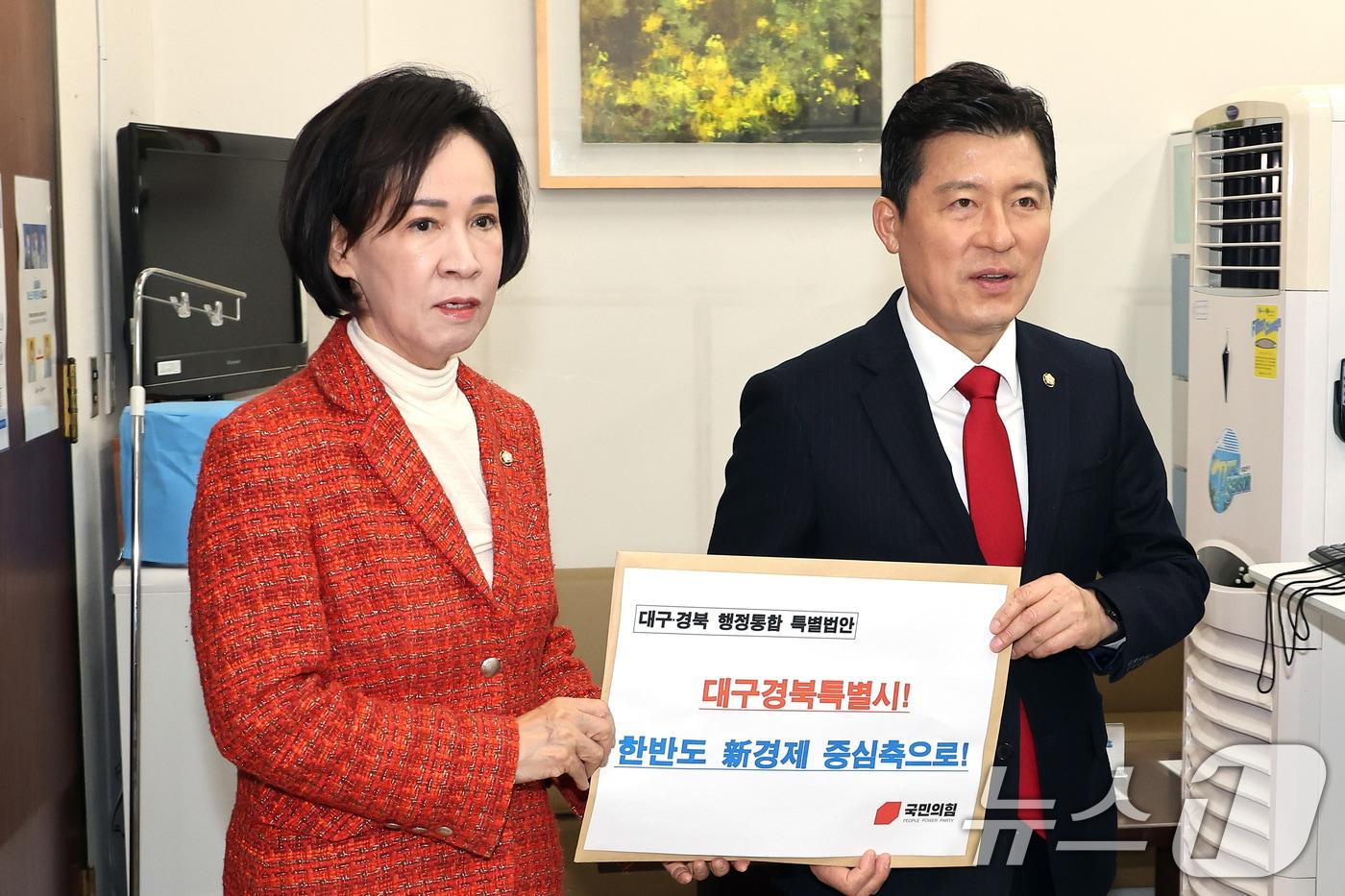 본문 이미지 - 이인선, 구자근 국민의힘 의원이 30일 서울 여의도 국회 의안과에 대구경북 행정통합 특별법안을 제출하고 있다. (공동취재) 2026.1.30/뉴스1 ⓒ News1 신웅수 기자