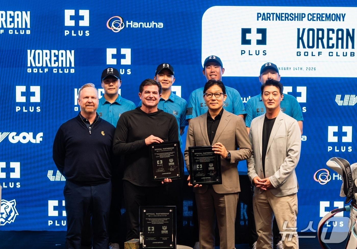 본문 이미지 - 지난 14일, 미국 플로리다에서 (왼쪽부터)크리스 헥(Chris Heck) LIV 골프 사장, 스콧 오닐(Scott O'Neil) LIV 골프 CEO, 박찬혁 한화생명 PLUS실장, 마틴 김(Martin Kim) 한국 지사장 겸 KGC 총괄 매니저가 코리안 골프 클럽 선수단과 함께 공식 스폰서십 체결 행사를 진행 후 기념 촬영을 하고 있다./사진제공=한화생명
