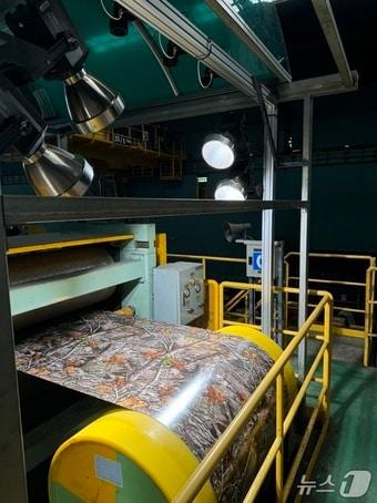 본문 이미지 - 동국씨엠 부산공장 컬러강판 생산라인에 표면 결함 검출 기술 'DK SDD'가 적용된 모습(동국제강그룹 제공)