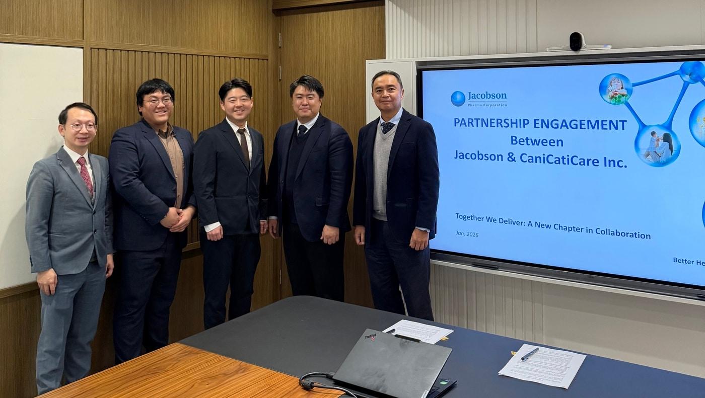 본문 이미지 - 홍재우 캐니캐티케어 대표(왼쪽에서 세 번째)가 홍콩 제이콥슨제약 관계자들과 반려동물 암 정밀진단 솔루션 캐니캔서의 정식 서비스 계약을 체결하고 기념 사진을 찍고 있다(캐니캐티케어 제공). ⓒ 뉴스1