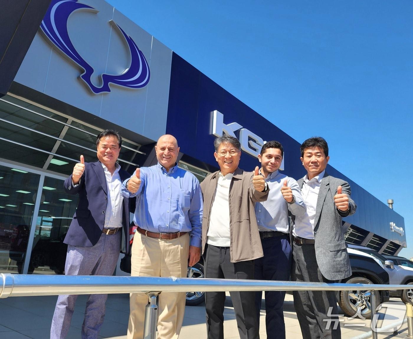 본문 이미지 -  2024년 튀르키예를 방문한 곽재선 KG모빌리티 회장(가운데)과 관계자들의 모습.(KG모빌리티 제공)