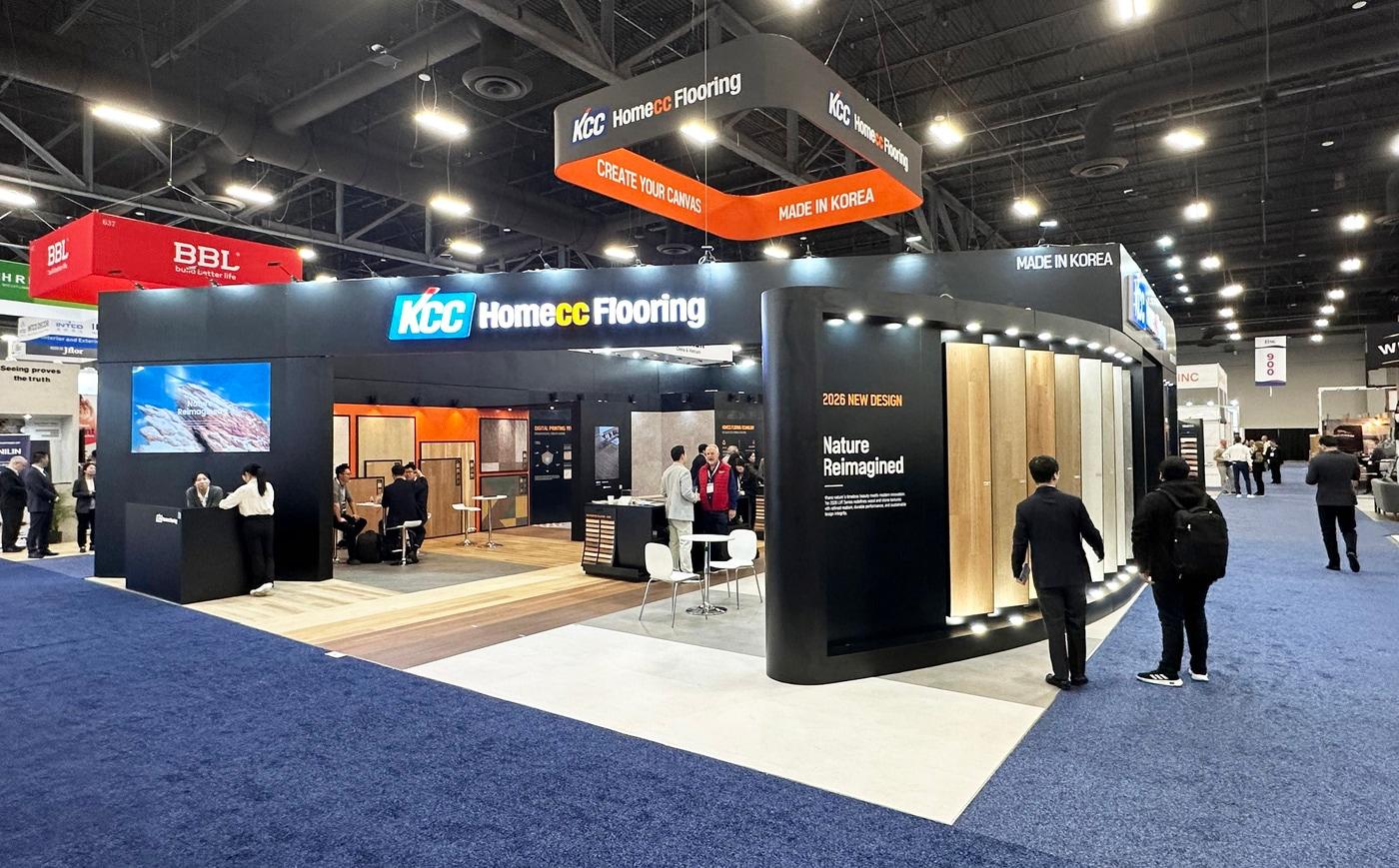 본문 이미지 - 미국 라스베이거스에서 열린 'TISE 2026' 전시회에 마련된 홈씨씨 부스 (KCC글라스 제공)