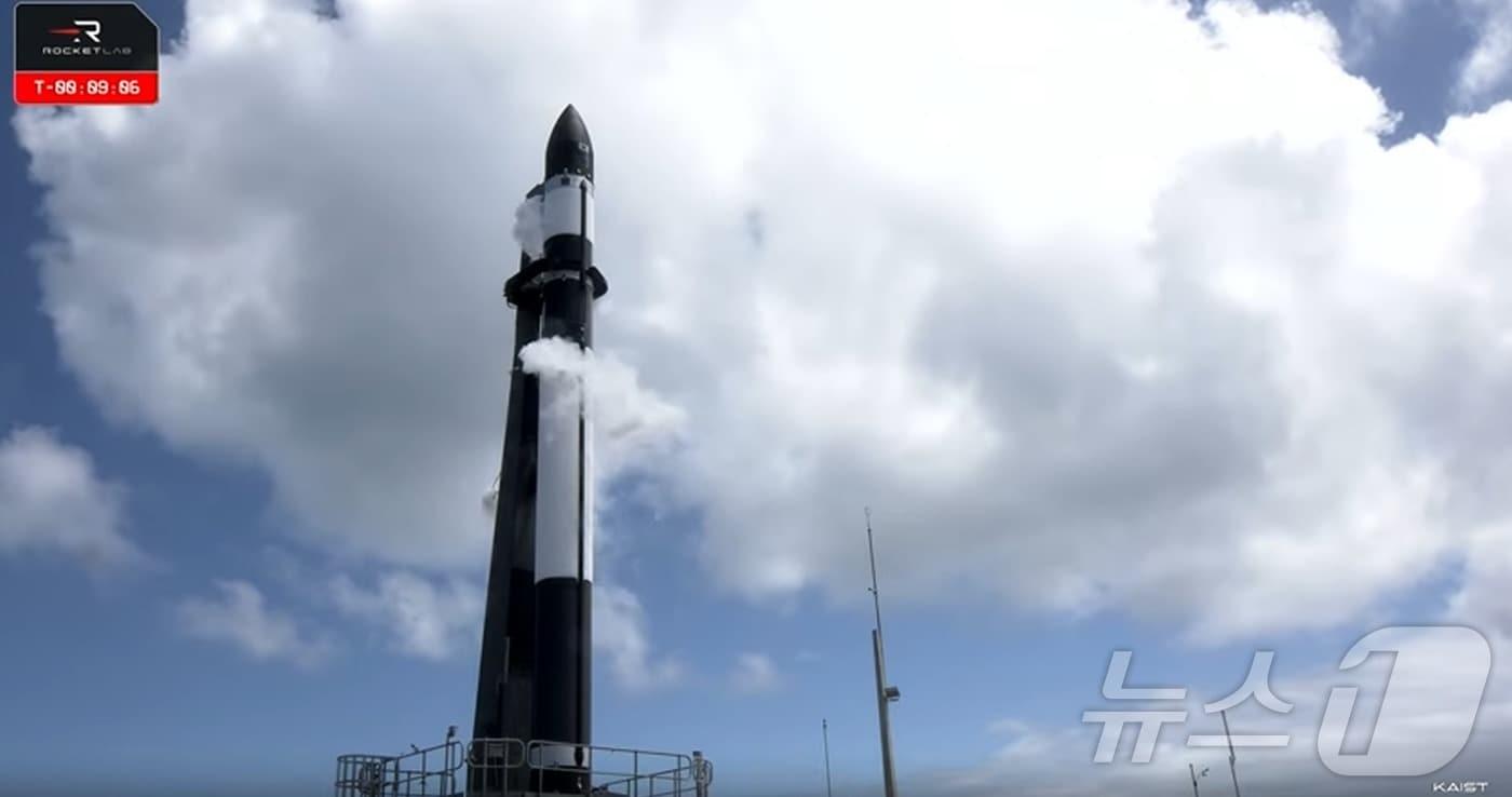 본문 이미지 - 30일 오전(한국시간) 한국의 초소형 군집위성 \'네온샛(NEONSAT)\' 성능 검증용 위성이 로켓랩 사의 일렉트론 발사체에 실린 채 뉴질랜드 마히아 발사장에서 대기 중인 모습. 2026.01.30/뉴스1(유튜브 갈무리) ⓒ News1 김민수 기자