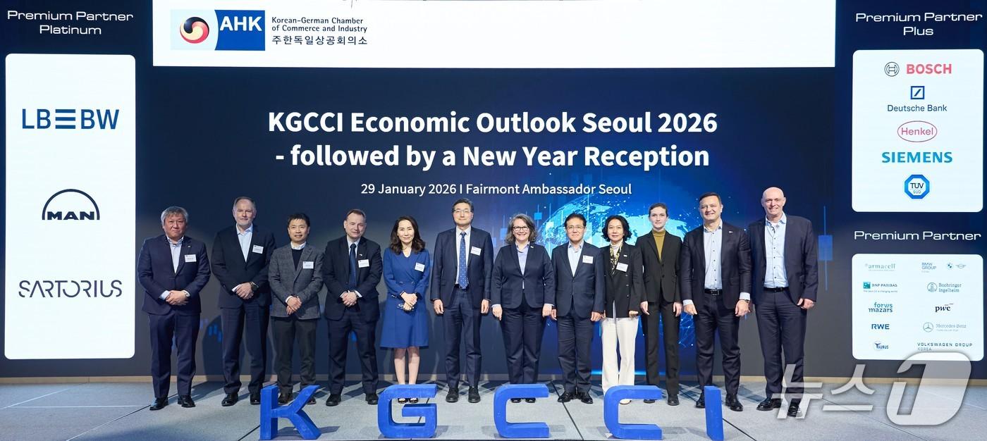 본문 이미지 - 주한독일상공회의소(KGCCI)가 29일 주최한 2026년 경제 전망 행사에서 관계자들이 단체 사진을 찍고 있다.(주한독일상공회의소 제공)