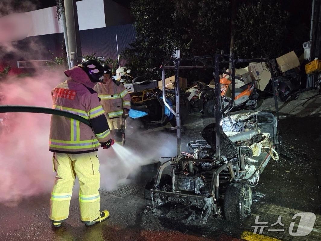 본문 이미지 - 전동카트 화재 현장(제주소방안전본부 제공. 재판매 및 DB금지)/뉴스1