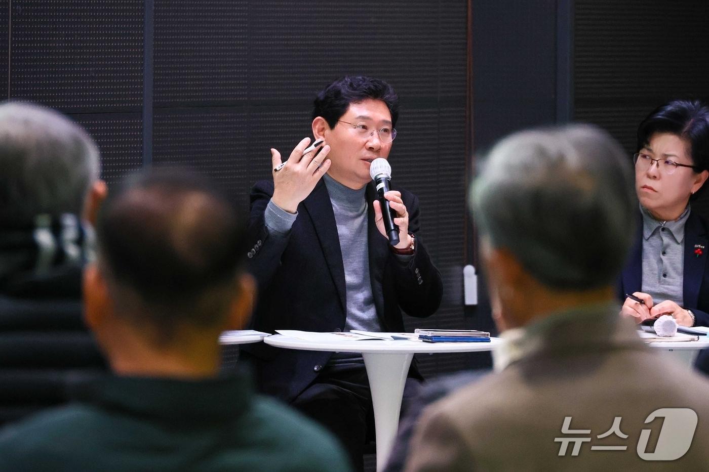 본문 이미지 - 이상일 시장이 29일 용인미디어센터에서 상하동·구갈동 주민들과 가진 소통간담회에서 용인의 반도체 클러스터의 미래에 대해 설명하고 있다.(용인시 제공)