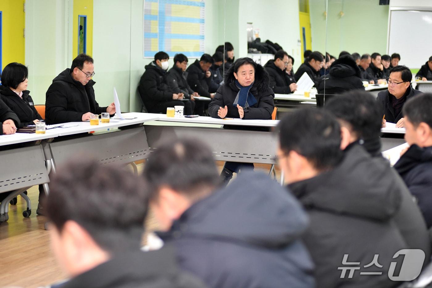 본문 이미지 - 2026 화천산천어축제 일일 업무보고회의가 30일 오전 화천 청소년 수련관에서 최문순 군수를 비롯한 실과소장들이 참석한 가운데 열렸다.(화천군 제공, 재판매 및 DB금지)