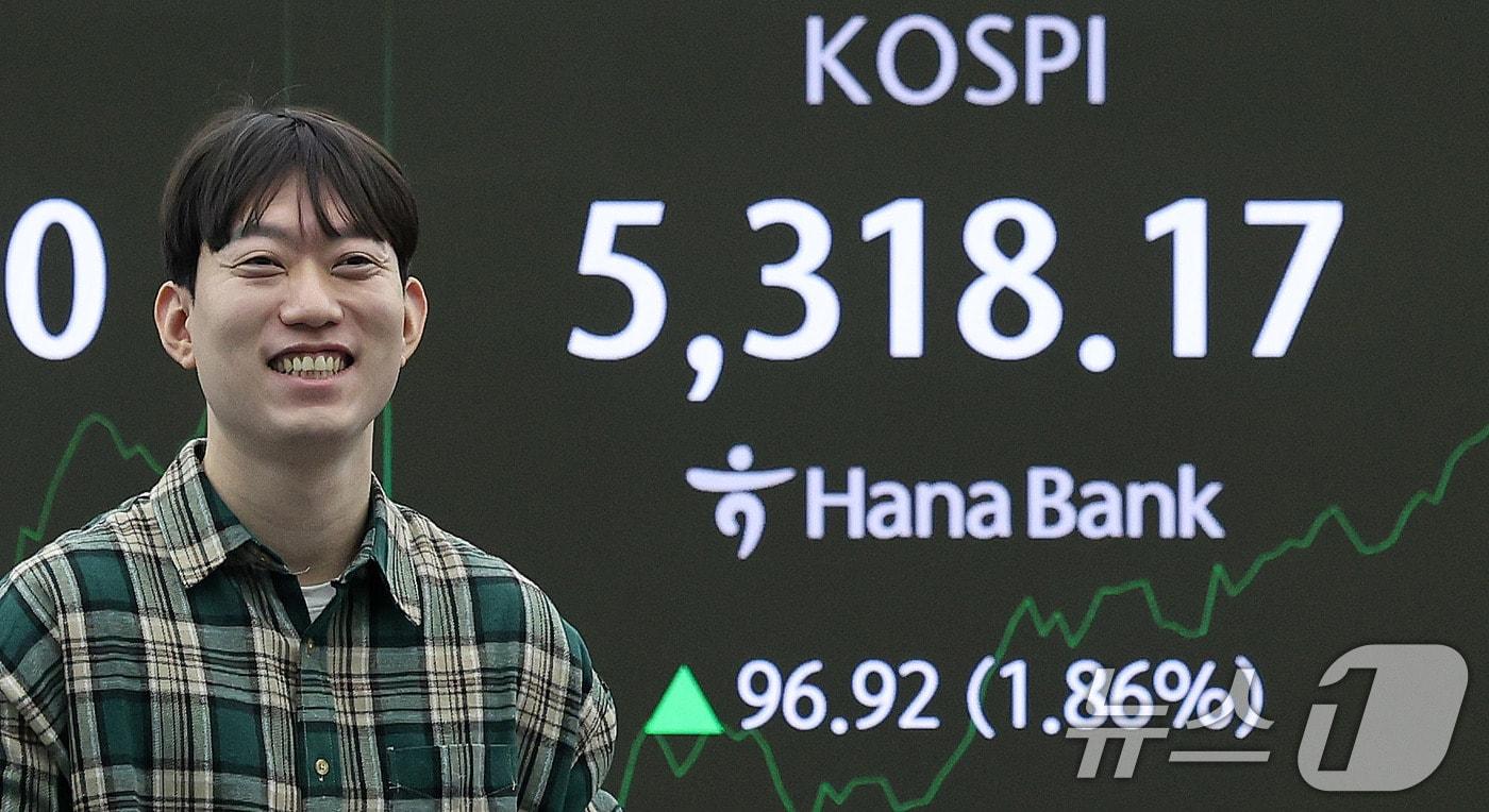 본문 이미지 - 코스피가 장중 5300선을 돌파한 30일 오전 서울 중구 하나은행 본점 딜링룸 전광판에 장초반 시황이 나타나고 있다. 2026.1.30/뉴스1 ⓒ News1 박지혜 기자