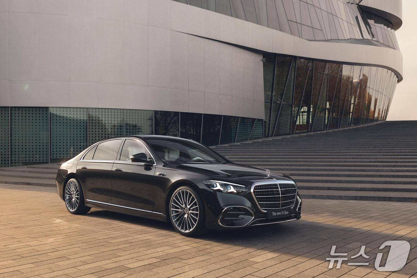 본문 이미지 - 메르세데스-벤츠 플래그십 세단 '더 뉴 S-클래스'(메르세데스-벤츠 제공)