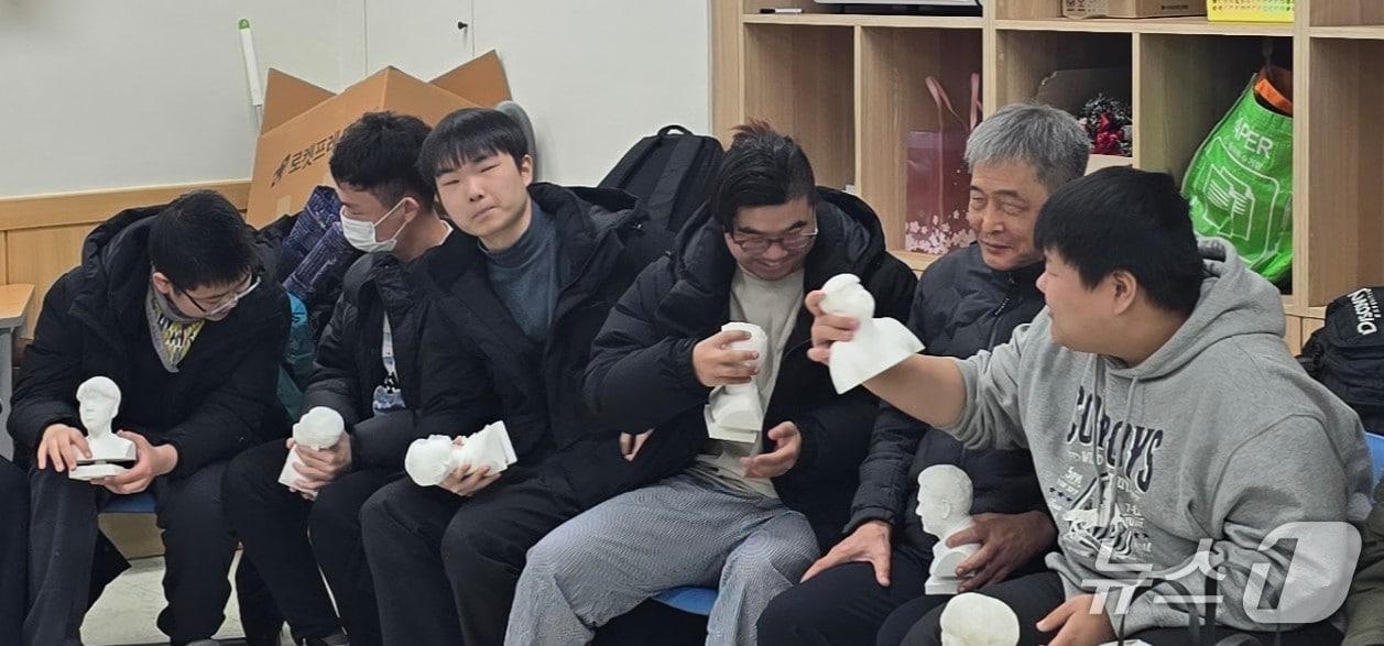 본문 이미지 - 자신의 3D 흉상을 만져보는 대전맹학교 졸업생(대전시교육청 제공) /뉴스1