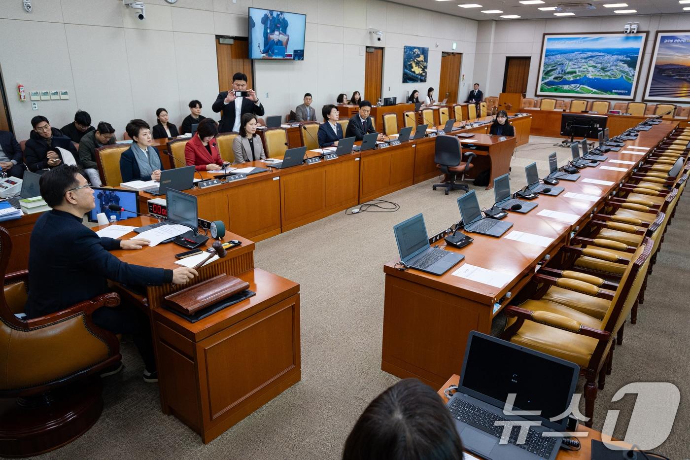 본문 이미지 - 이양수 국회 12.29 여객기 참사 진상규명을 위한 국정조사특별위원장이 30일 서울 여의도 국회에서 열린 제431회 국회(임시회) 12.29 여객기 참사 진상규명을 위한 국정조사특별위원회 제6차 전체회의에서 의사봉을 두드리고 있다. 지난달 22일 시작된 국정조사는 국민의힘이 정부의 자료 제출 부실 등으로 특위 기간 연장을 주장했으나 더불어민주당이 반대, 유가족은 국회 뜻에 따르겠다고 하면서 이날 종료됐다. 2026.1.30/뉴스1 ⓒ News1 유승관 기자