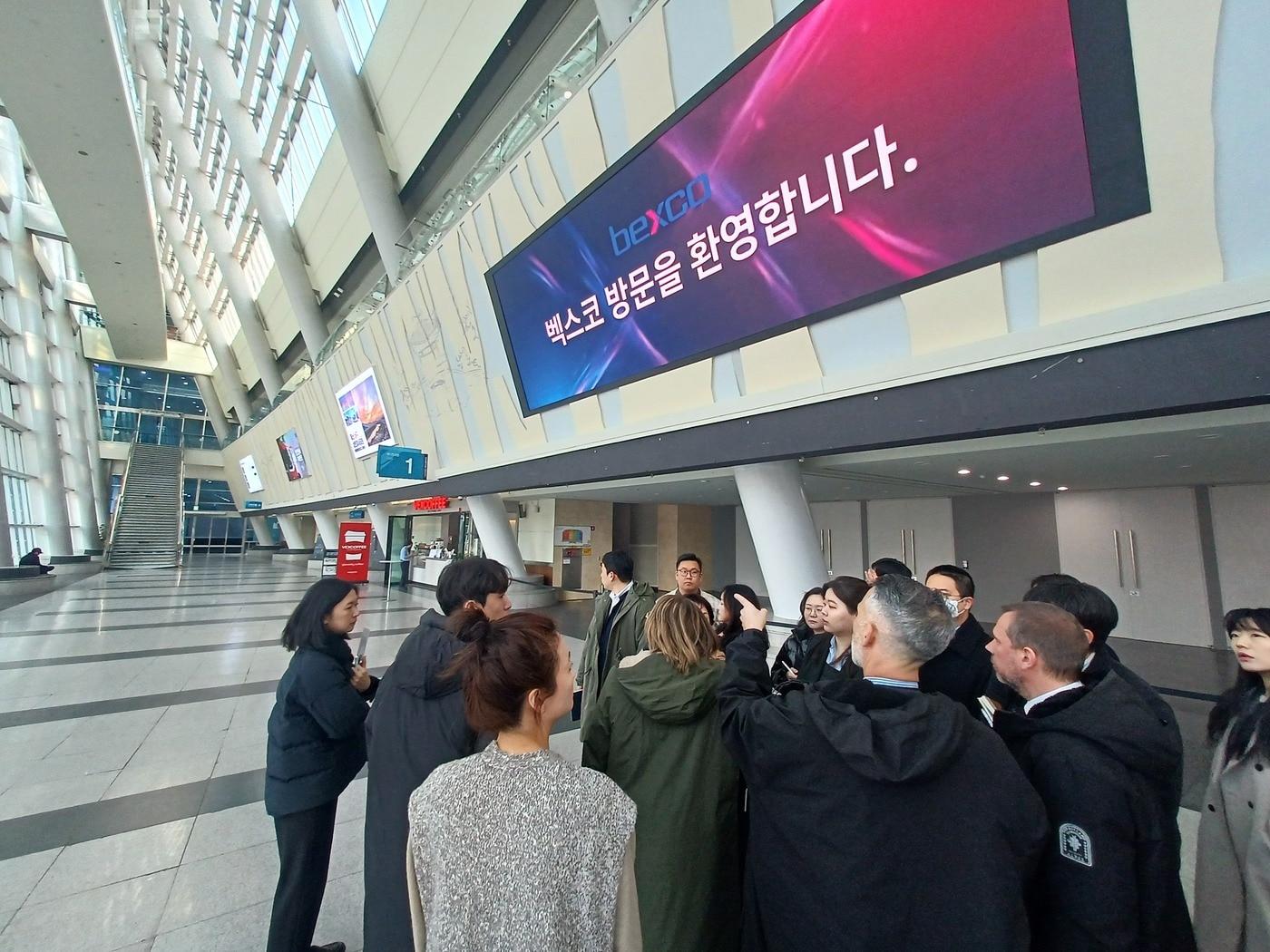 본문 이미지 - 제1차 유네스코 사전실사 벡스코 점검 모습(국가유산청 제공)