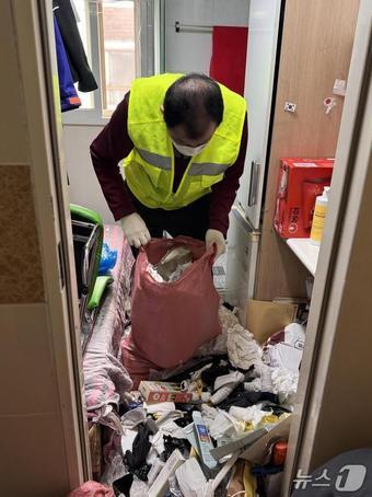 본문 이미지 - 청소 전 집 모습.(영등포구 제공)