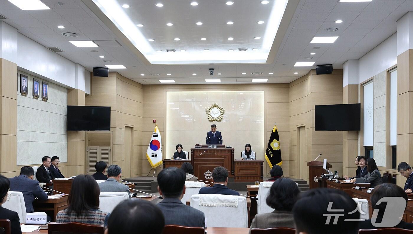 본문 이미지 - 계룡시의회(의장 김범규)는 30일 9일간의 일정으로 이어진 제186회 계룡시의회 임시회 일정을 마무리했다. (계룡시의회 제공.재판매 및 DB금지)/뉴스1