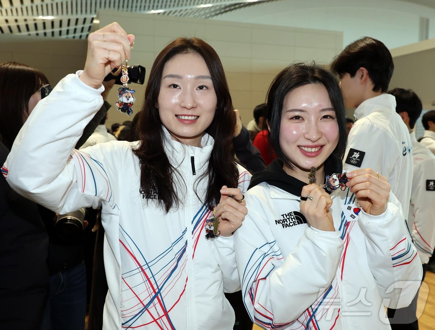 본문 이미지 - 2026 밀라노·코르티나담페초 동계올림픽에 출전하는 대한민국 쇼트트랙 대표팀의 최민정과 김길리(오른쪽)가 30일 오전 인천국제공항 제2터미널을 통해 이탈리아 밀라노로 출국 전 취재진을 향해 기념품을 들며 포즈를 취하고 있다. 2026.1.30/뉴스1 ⓒ News1 김진환 기자