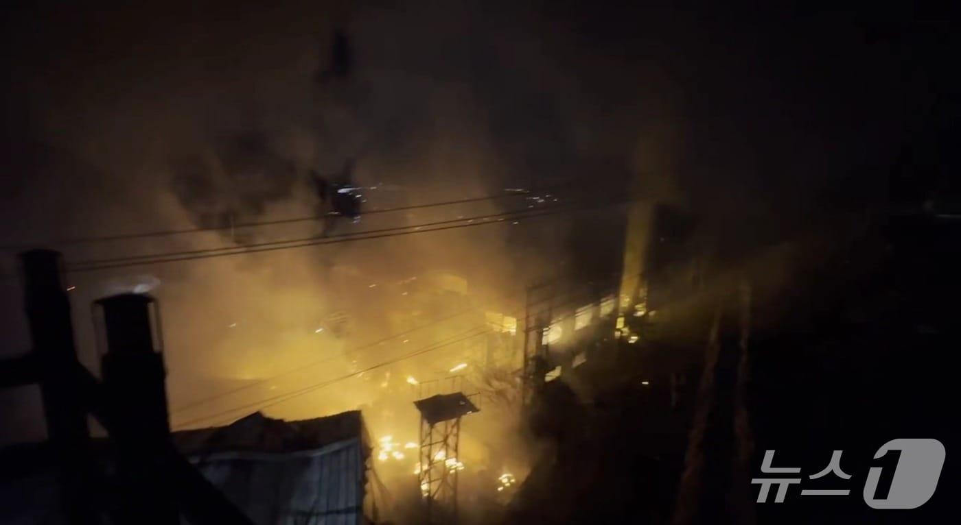 본문 이미지 - 지난 29일 오후 6시 52분쯤 김해시 생리면의 한 비철금속 제조공장에서 불이났다. 사진은 화재 현장 모습.(경남소방본부 제공. 재판매 및 DB금지)