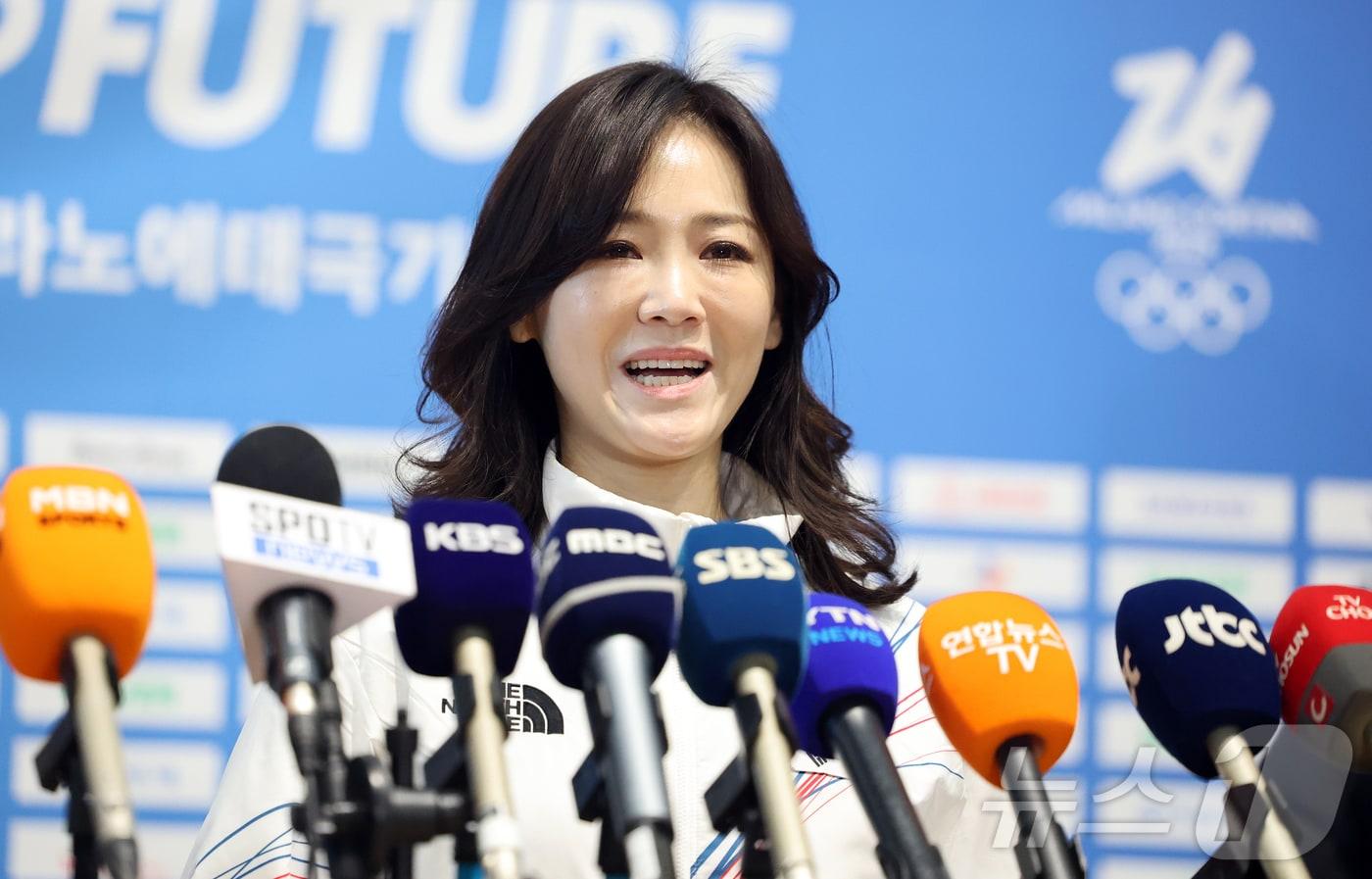 본문 이미지 - 이수경 2026 밀라노·코르티나담페초 동계올림픽 대한민국 대표팀 선수단장이 30일 오전 인천국제공항 제2터미널에서 이탈리아 밀라노로 출국 전 취재진과 공식 인터뷰를 하고 있다. 2026.1.30/뉴스1 ⓒ News1 김진환 기자