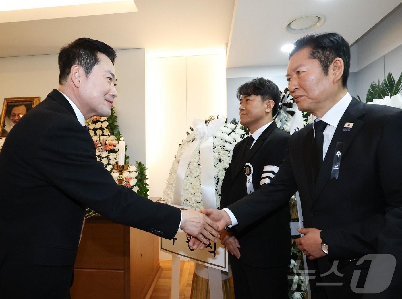 본문 이미지 - 장동혁 국민의힘 대표가 지난달 30일 서울 종로구 서울대학교병원 장례식장에 마련된 고 이해찬 전 국무총리의 빈소에서 조문을 한 뒤 정청래 더불어민주당 대표와 악수하고 있다. 2026.1.30 / ⓒ 뉴스1 사진공동취재단