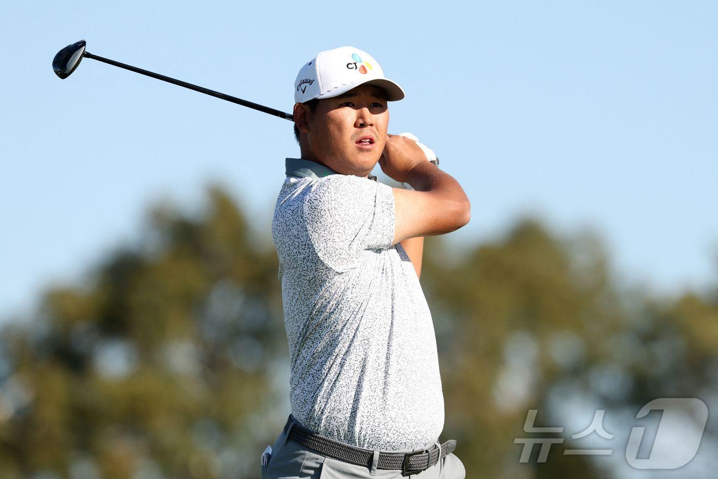 본문 이미지 - 김시우가 30일(한국시간) 열린 PGA 투어 파머스 인슈어런스오픈 1라운드에서 공동 23위에 올랐다. ⓒ AFP=뉴스1