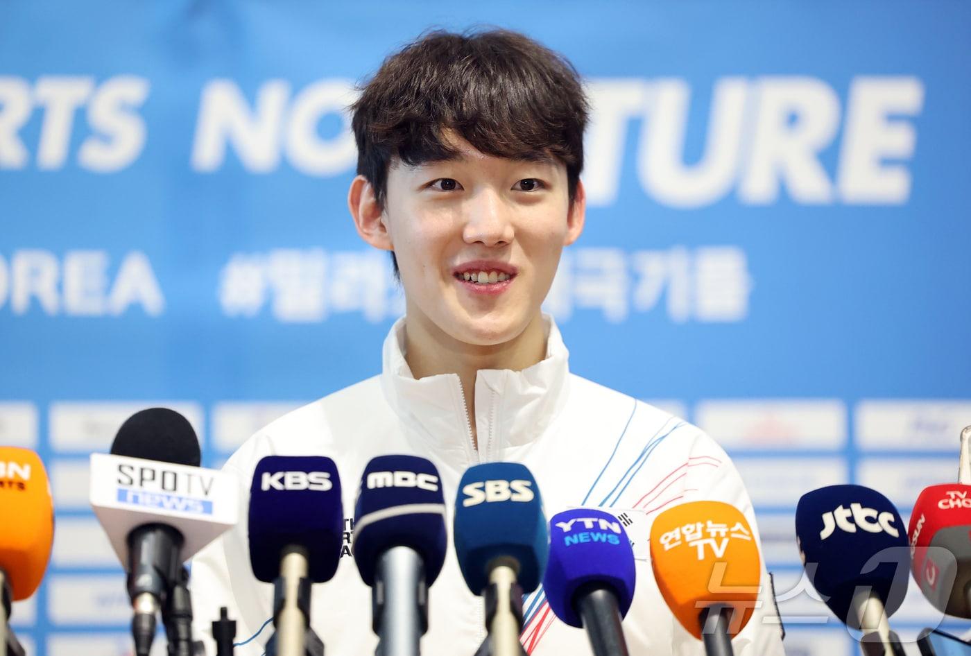 본문 이미지 - 2026 밀라노·코르티나담페초 동계올림픽에 출전하는 대한민국 쇼트트랙 대표팀의 임종언이 30일 오전 인천국제공항 제2터미널을 통해 이탈리아 밀라노로 출국 전 취재진과 공식 인터뷰를 하고 있다. 2026.1.30/뉴스1 ⓒ News1 김진환 기자