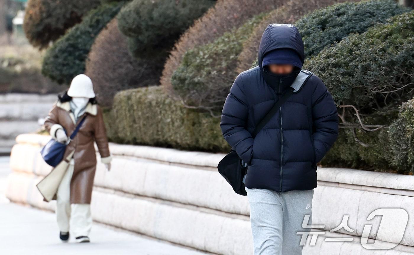 본문 이미지 - 한파가 이어지는 30일 서울 중구 서울시청 인근 거리에서 시민들이 발걸음을 옮기고 있다. 2026.1.30/뉴스1 ⓒ News1 최지환 기자
