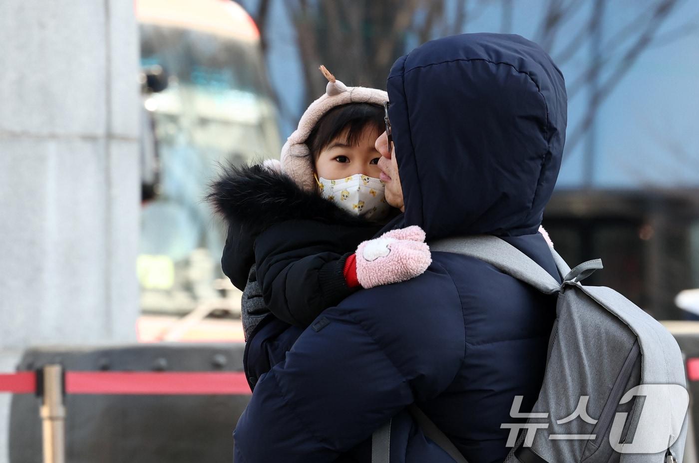 본문 이미지 - 한파가 이어지는 30일 서울 종로구 광화문광장에서 시민들이 발걸음을 옮기고 있다. 2026.1.30 ⓒ 뉴스1 최지환 기자