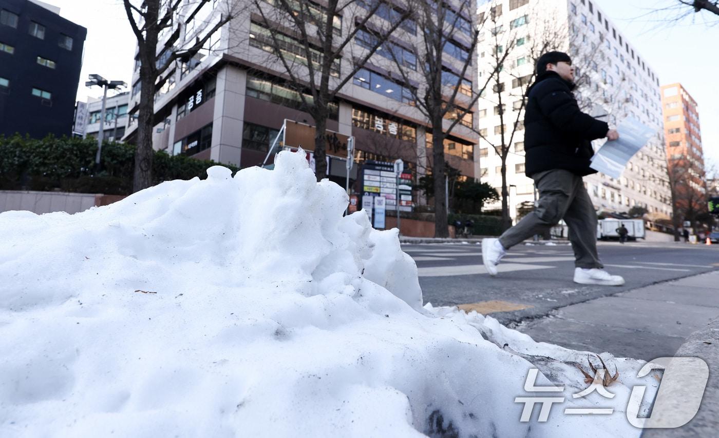 본문 이미지 - 한파가 이어지는 30일 서울 종로구 세종문화회관 인근 거리에 눈이 쌓여 있다. 2026.1.30/뉴스1 ⓒ News1 최지환 기자