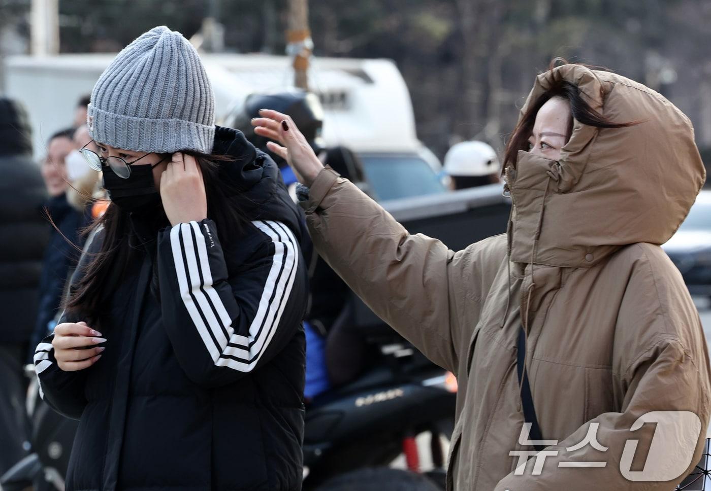 본문 이미지 - 한파가 이어지는 30일 서울 종로구 광화문광장에서 외국인 관광객들이 발걸음을 옮기고 있다. 2026.1.30 ⓒ 뉴스1 최지환 기자