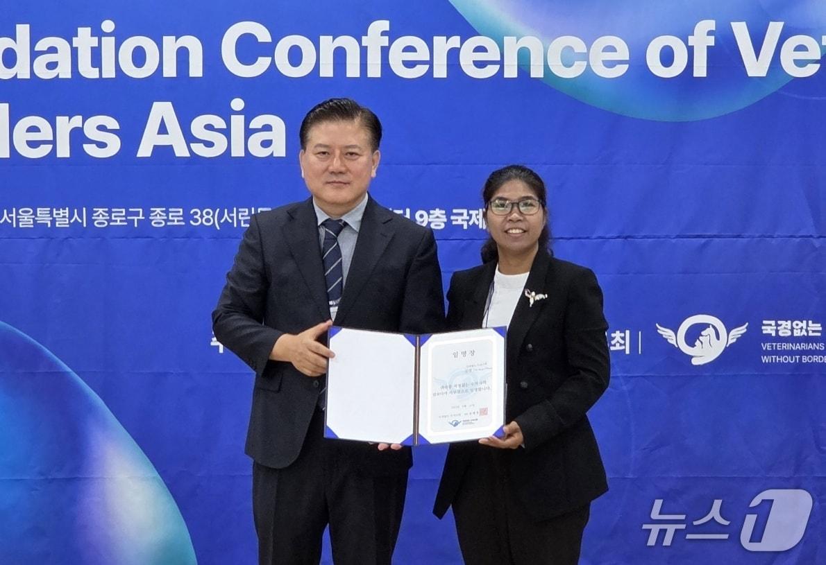 본문 이미지 - 김재영 국경없는 수의사회 대표와 Saran Chhoey 캄보디아 지부장(수의사회 제공) ⓒ 뉴스1