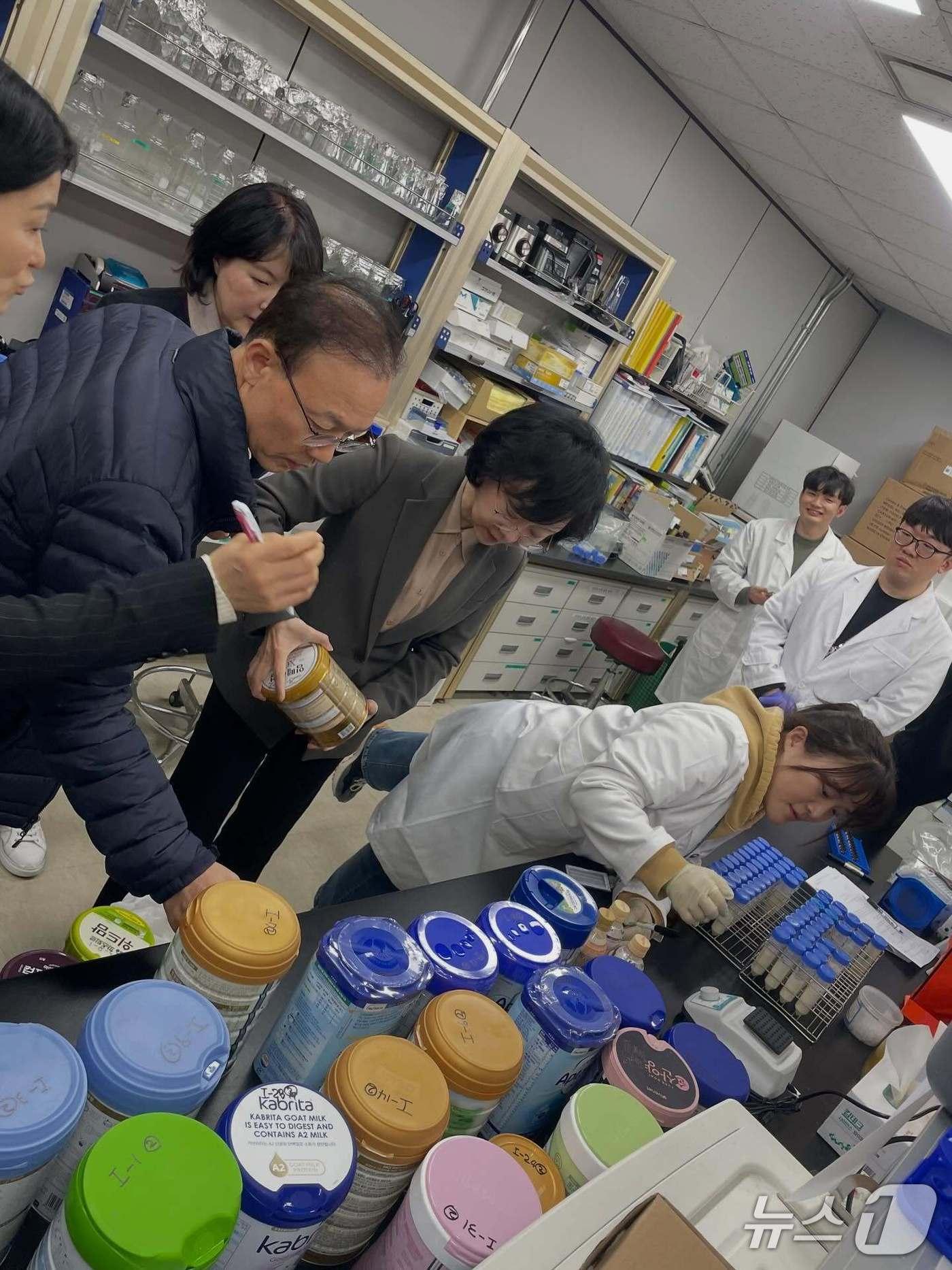 본문 이미지 - 오유경 식품의약품안전처장은 30일 자신의 페이스북을 통해 "식약처는 신속히 안전 점검을 강화했다"면서 "식의약 안심이 일상이 되는 세상을 최우선으로 달려가겠다"고 밝혔다. 사진은 오 처장(가운데)이 분유 제품을 직접 개봉하며 내용물을 확인하는 모습.(식품의약품안전처 제공)