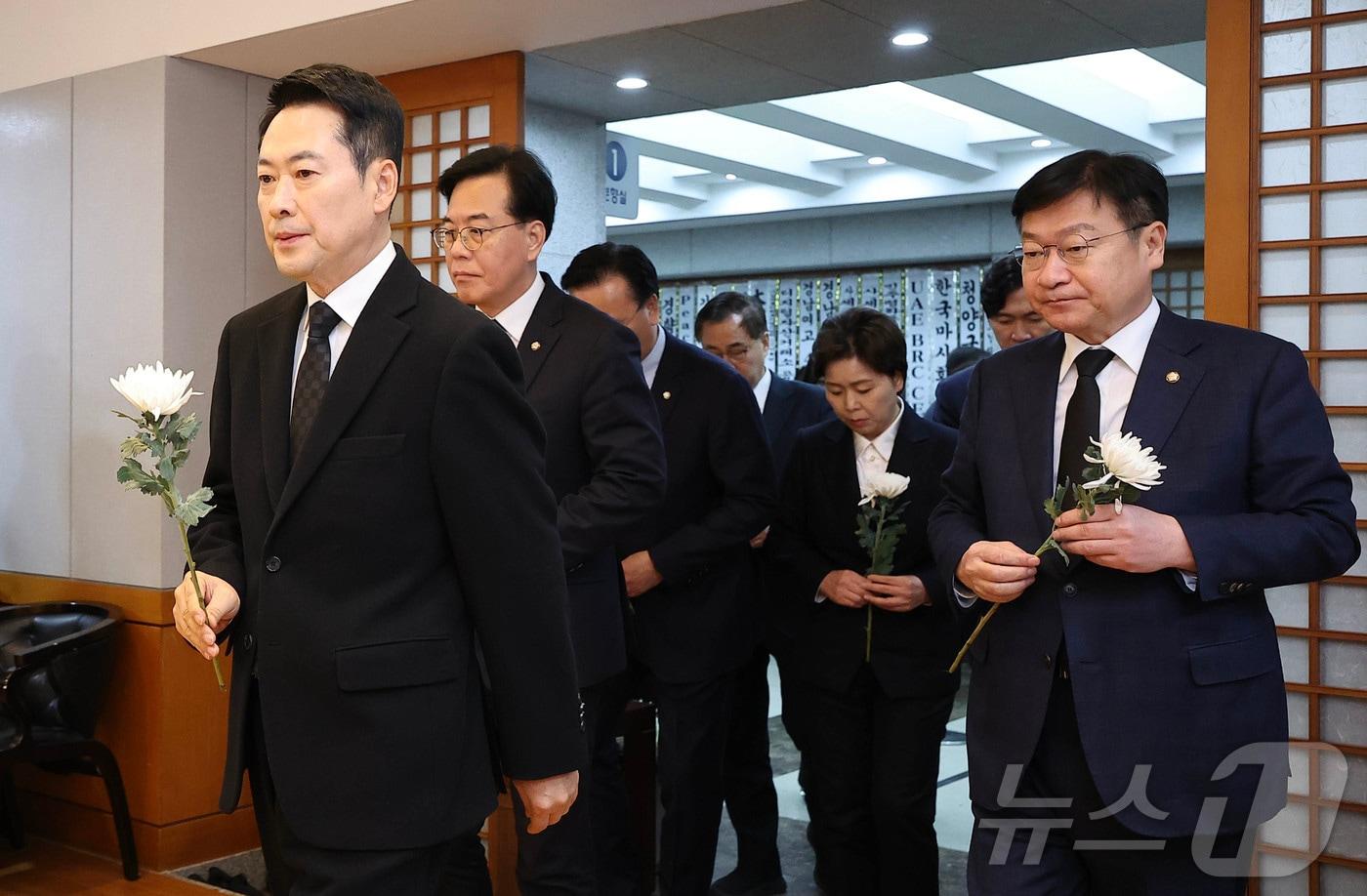 본문 이미지 - 장동혁 국민의힘 대표와 송언석 원내대표 등 지도부가 30일 오전 서울 종로구 서울대학교병원 장례식장에 마련된 故 이해찬 전 국무총리의 빈소를 찾아 조문하고 있다. 2026.1.30/뉴스1 ⓒ News1 사진공동취재단