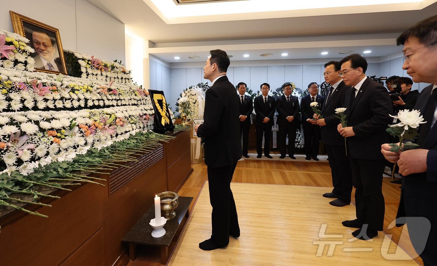 본문 이미지 - 장동혁 국민의힘 대표와 송언석 원내대표 등 지도부가 30일 오전 서울 종로구 서울대학교병원 장례식장에 마련된 故 이해찬 전 국무총리의 빈소를 찾아 조문하고 있다. 2026.1.30/뉴스1 ⓒ News1 사진공동취재단