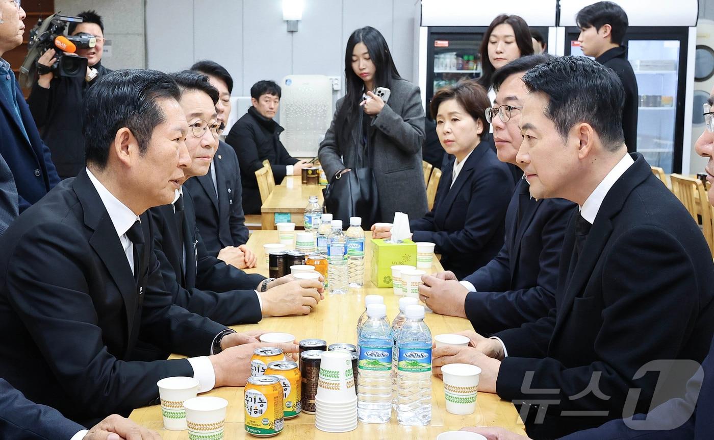 본문 이미지 - 장동혁 국민의힘 대표가 30일 오전 서울 종로구 서울대학교병원 장례식장에 마련된 故 이해찬 전 국무총리의 빈소를 찾아 조문한 뒤 정청래 더불어민주당 대표와 대화하고 있다. 2026.1.30/뉴스1 ⓒ News1 사진공동취재단
