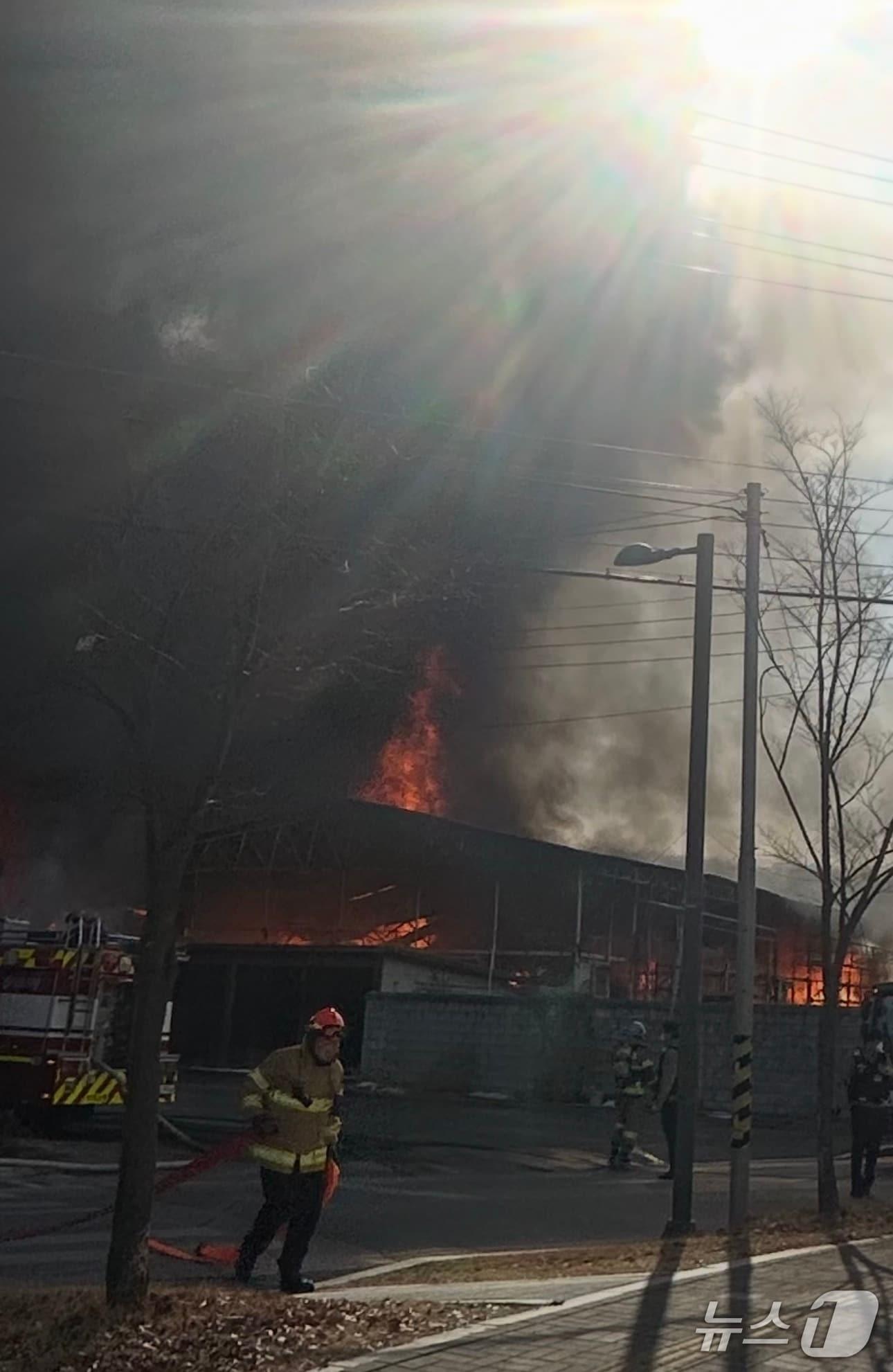 본문 이미지 - 30일 오전 경기 양주시 삼숭동의 식당 건물과 창고 건물에서 불이 난 모습 (사진=양주시민)