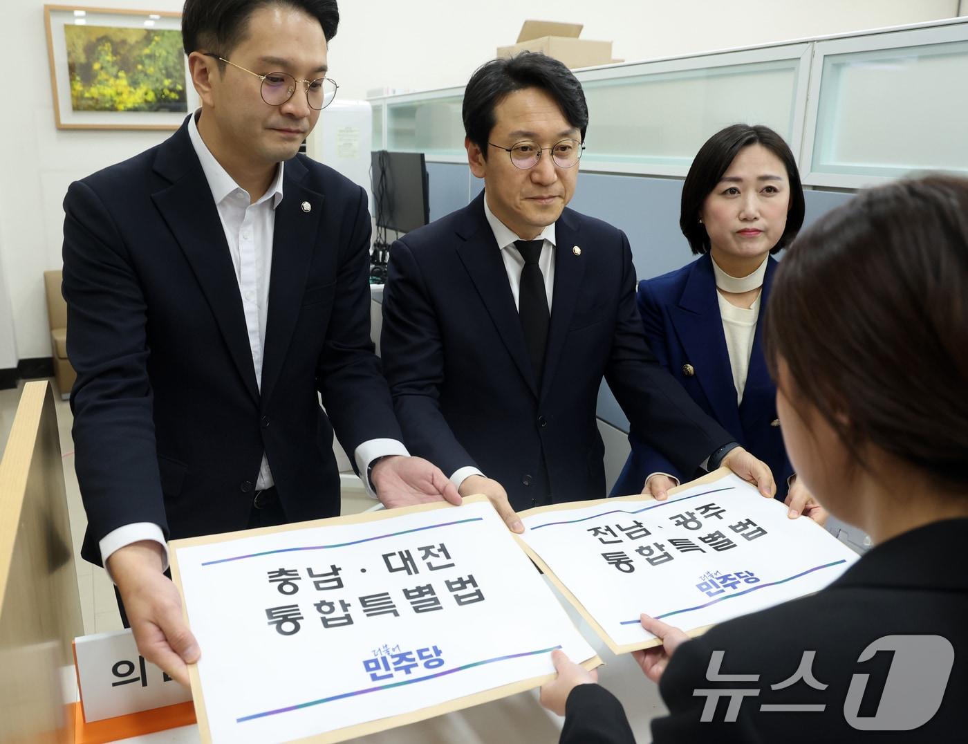 본문 이미지 - 천준호 더불어민주당 원내수석부대표와 전용기 원내소통수석부대표, 백승아 원내대변인이 30일 서울 여의도 국회 의안과에 '충남·대전 통합특별법'과 '전남·광주 통합특별법'을 제출하고 있다. (공동취재) 2026.1.30/뉴스1 ⓒ News1 신웅수 기자