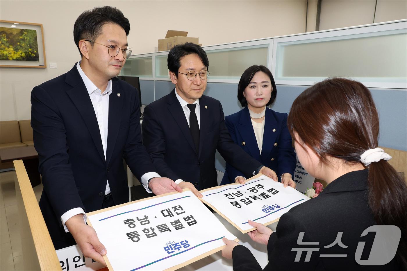 본문 이미지 - 천준호 더불어민주당 원내수석부대표와 전용기 원내소통수석부대표, 백승아 원내대변인이 30일 서울 여의도 국회 의안과에 '충남·대전 통합특별법'과 '전남·광주 통합특별법'을 제출하고 있다. (공동취재) 2026.1.30/뉴스1 ⓒ News1 신웅수 기자