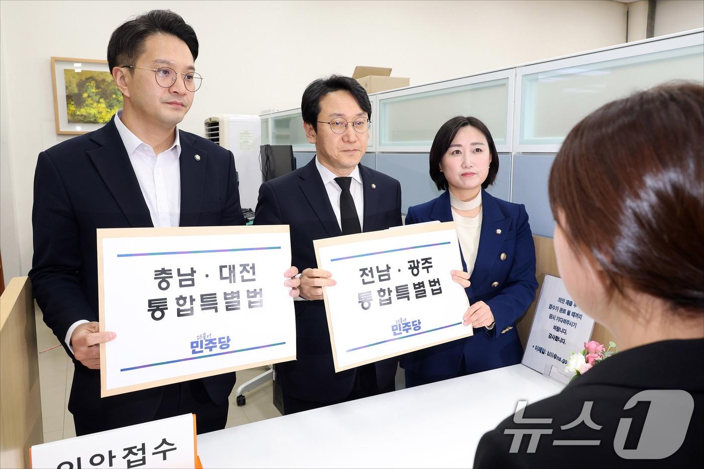 본문 이미지 - 천준호 더불어민주당 원내수석부대표와 전용기 원내소통수석부대표, 백승아 원내대변인이 30일 서울 여의도 국회 의안과에 '충남·대전 통합특별법'과 '전남·광주 통합특별법'을 제출하고 있다. (공동취재) 2026.1.30/뉴스1 ⓒ News1 신웅수 기자