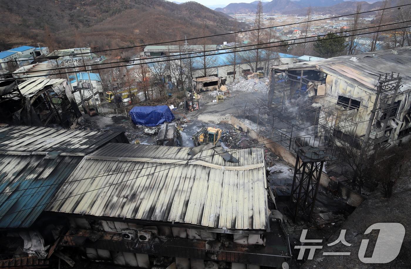 본문 이미지 - 지난달 30일 오전 경남 김해 한 비철금속 제조공장 화재 현장에서 소방대원들이 진화작업을 벌이고 있다. 2026.1.30/뉴스1 ⓒ News1 윤일지 기자