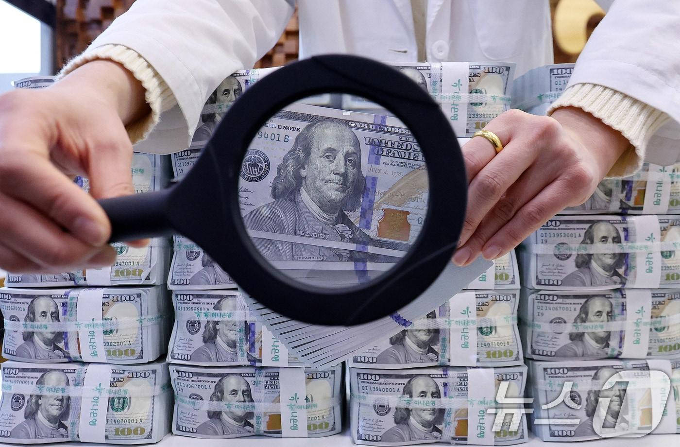 본문 이미지 - 30일 서울 중구 하나은행 위변조대응센터에서 직원이 달러화를 정리하고 있다. 2026.1.30/뉴스1 ⓒ News1 박지혜 기자