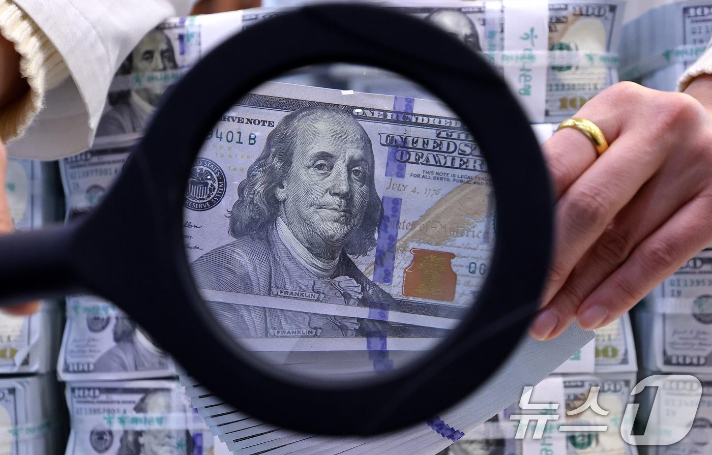 본문 이미지 - 30일 서울 중구 하나은행 위변조대응센터에서 직원이 달러화를 살펴보고 있다. 2026.1.30/뉴스1 ⓒ News1 박지혜 기자