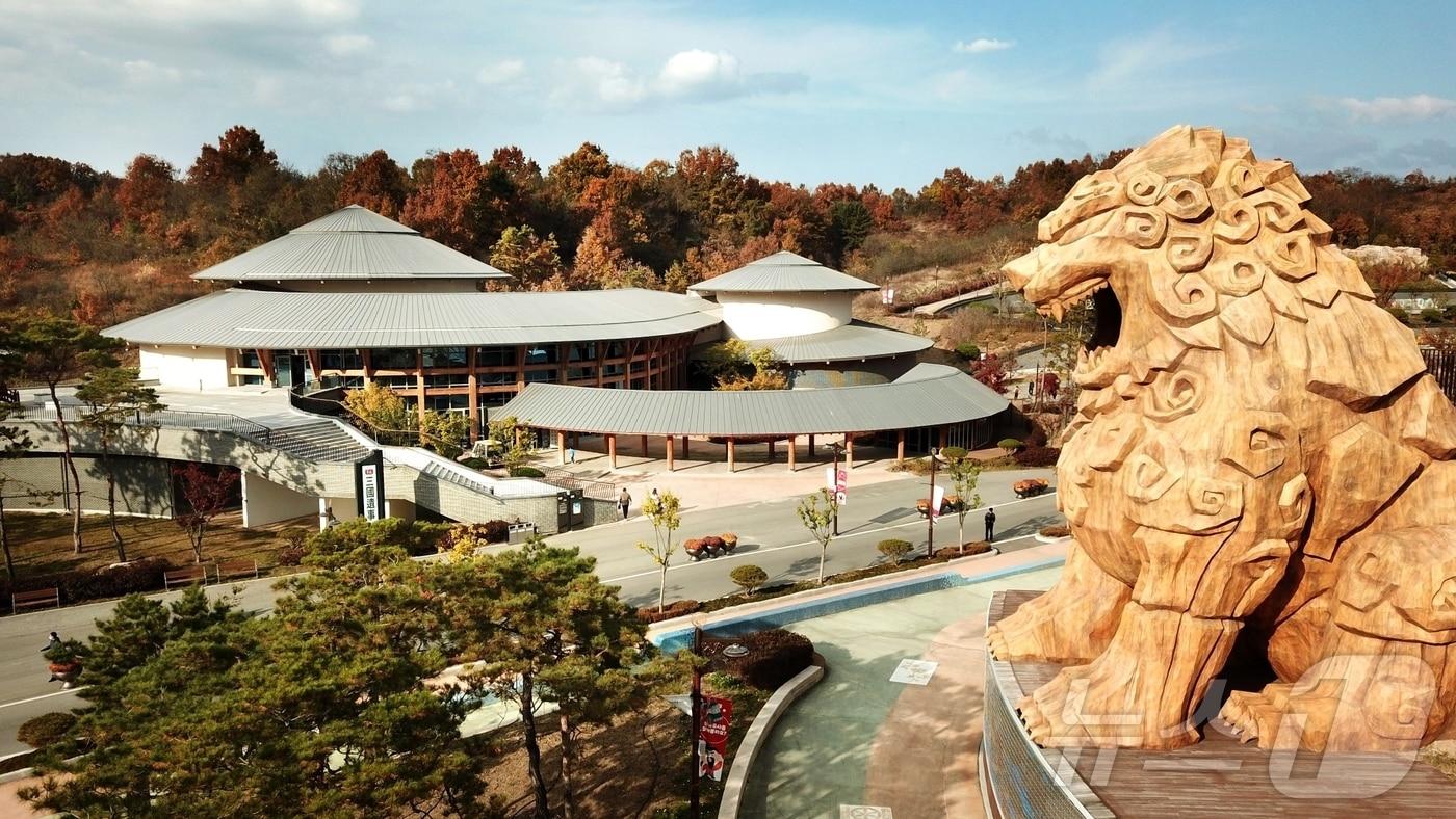 본문 이미지 - 빠듯한 일정 대신 여백 있는 하루, 유명 관광지보다 ‘나만의 무드’를 담을 수 있는 여행을 찾는 흐름 속에서 경북 군위군이 조용히 머무는 여행지로 주목받고 있다.사진은 삼국유사테마파크(군위군 제공. 재판매 및 DB금지)/뉴스1